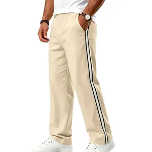Pantalon de survêtement droit décontracté pour homme avec bandes latérales contrastées.