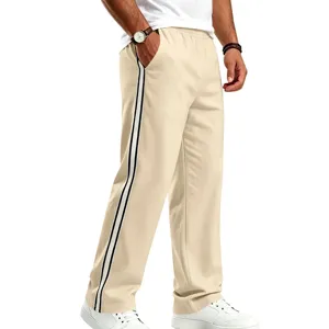 Détail de pantalon de survêtement droit et décontracté pour homme avec bandes contrastées.