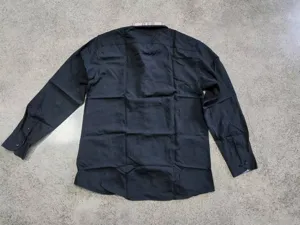Heren langarm casual overhemd, gedetailleerd zicht op kraag en manchet met ruitjes.