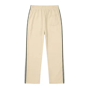 Détail arrière de pantalon de survêtement avec bandes contrastées et une poche arrière.