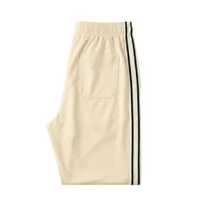 Gros plan sur les details de pantalon casual a bandes, jogger homme decontracte.