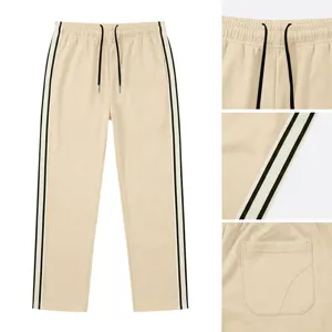 Détails en gros plan d'un pantalon de survêtement avec cordon et bandes latérales.