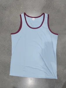 Close-up detail van heren retro contrast tanktop sneldrogend fitness sportshirt
