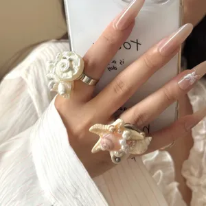 Handgemachte Muschel Seestern Perle Statement Ring, Urlaubsstil stapelbarer Ring Detail.
