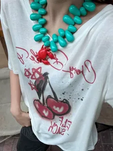 Collier de perles turquoise style station balnéaire européenne avec pendentif crabe rouge femme