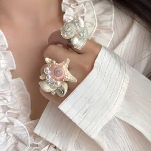 Detailaufnahme handgemachter Ozean Stil Muschel und Seestern Perlen Ringe Detail