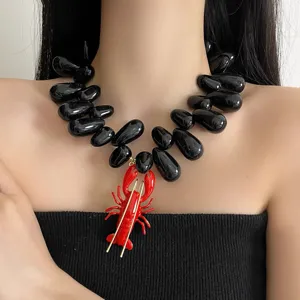 Collier ras du cou perlé pendentif homard rouge élégant style marin femmes