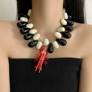 Collier de perles noir et blanc chic avec pendentif homard rouge bijou de déclaration femme