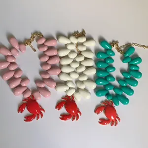 Collier de perles fantaisie style marin crabe rouge avec perles en forme de goutte