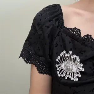 Vue de détail de la broche strass œil maléfique scintillant avec des cristaux.
