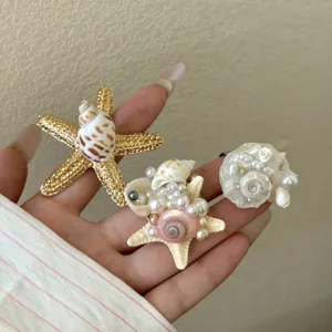 Wunderschöner handgemachter Muschel Ring mit Seestern und Perlen für den Sommerurlaub.