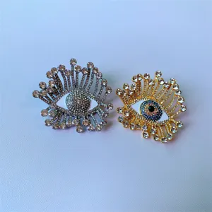 Broche bague œil maléfique strass, bijou vintage métal cristal brillant vue détail.