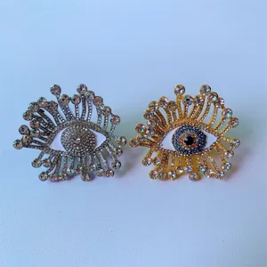 Vue détaillée des bagues ouvertes vintage strass mauvais œil européen, bijoux exagérés.