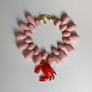 Collier ras de cou style vacances rose perle goutte pendentif crabe rouge pour femmes