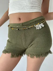 Λεπτομερής όψη μιας boho αλυσίδας μέσης με χάντρες και κρυστάλλινα μενταγιόν για παραλία.