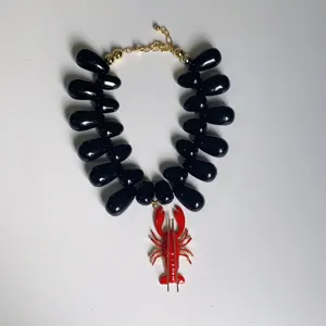 Collier ras de cou style vacances femme pendentif homard rouge et perles noires statement