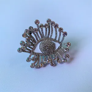 Détail de la bague œil maléfique en strass étincelant, design en cristal et émail.