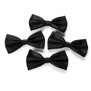 Noeud papillon noir classique pour costume homme mariage, detail noeud en satin double couche.