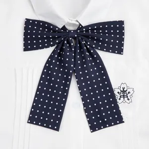 Nahaufnahme einer dunkelblauen Polka-Dot-Fliege, JK-Uniformkragen-Zubehör für süße Studenten.