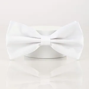 Weisse Fliege Detail, elegante Stoffstruktur, klassisches Hochzeitsanzug Accessoire Nahaufnahme