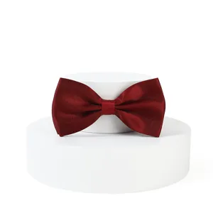 Burgunderrote Satin Fliege für Herren, elegante doppellagige Hochzeitsfliege Hauptansicht.
