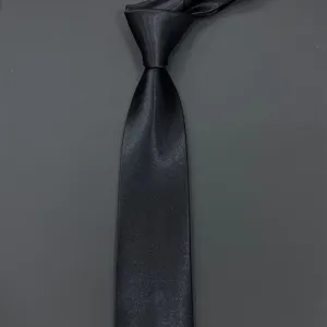 Gros plan d'une cravate noire classique en soie, texture élégante pour les costumes d'affaires.