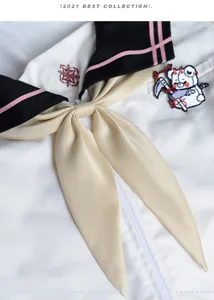 Gros plan d'un col marin d'uniforme JK japonais avec un nœud doré élégant et un patch d'ours diable.