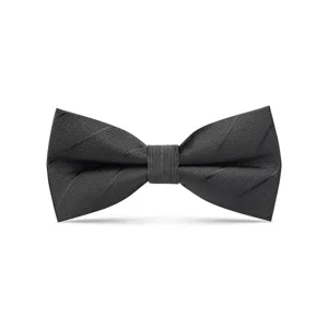 Détail de nœud papillon texturé noir classique, accessoire formel élégant pour hommes.
