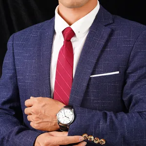 Nahaufnahme eines stilvollen blauen gestreiften Herren Business Reißverschlusskrawatte.