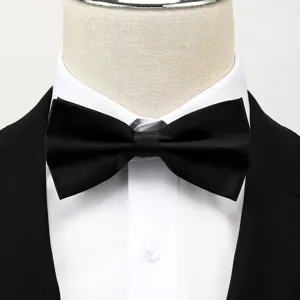 Détail de noeud papillon noir, accessoire de mode formel classique pour mariages.