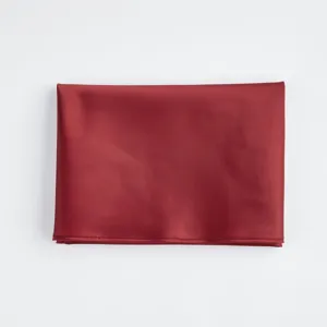 Nahaufnahme der dunkelroten einfarbigen JK-Uniform Halstuch Stoff mit sauberer Naht.