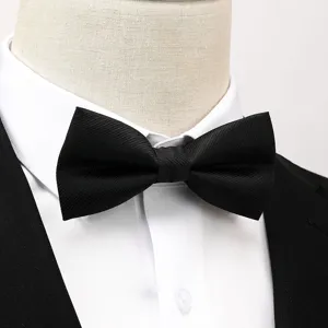 Gros plan sur le détail du nœud papillon noir classique pour tenue de mariage formelle.
