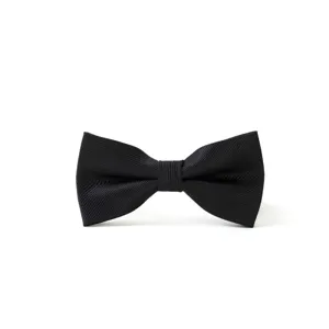 Klassische schwarze Herren Fliege Detailansicht aus doppellagigem Stoff für Anzüge.