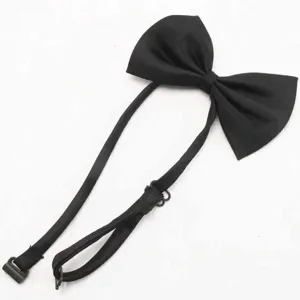 Dettaglio in primo piano di un classico papillon nero per bambini con cinturino regolabile.