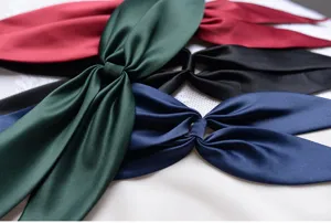 Vue de détail du nœud marin en satin de couleur unie sans nœud pour uniforme JK.