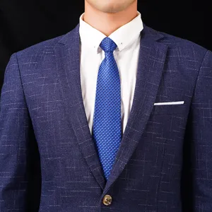 Nahaufnahme des formellen Herren-Business-Sakkos mit weißem Hemd und blauer Krawatte.