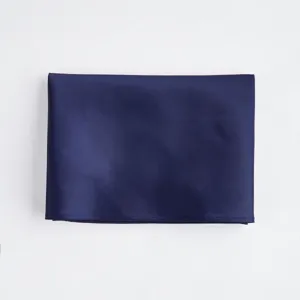 Detailansicht des dunkelblauen Matrosenuniform-Dreiecktuch-Stoffes mit sauberen Nähten.