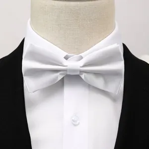 Détail élégant de nœud papillon blanc, parfait pour les mariages et les tenues de cérémonie.