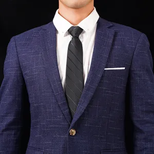 Detailansicht des herren business formal dunkelblauen strukturierten anzugs mit krawatte.