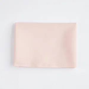 Detailansicht des rosa JK Uniform Dreieckschals, glatte Stofftextur und saubere Nähte.