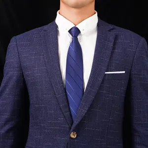 Detailansicht eines Herren-Businessanzugs mit weißem Hemd und blau gestreifter Krawatte.