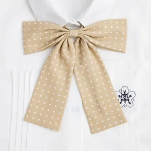 Dettaglio camicia uniforme JK con fiocco a pois, grazioso accessorio stile marinaio.