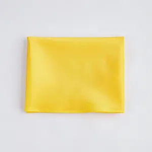 Gelbes JK Uniform quadratisches Tuch Detailaufnahme, glatter Stoff und sauberes Faltdesign.
