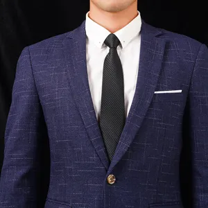 Herren Business Anzug Jacke blau gemustert mit weissem Hemd und schwarzer Krawatte fuer Events.