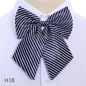 Gros plan détail d'un nœud papillon d'uniforme rayé bleu foncé blanc pour chemise de travail.