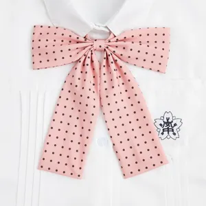 Farfalla rosa a pois per uniforme JK con dettaglio camicia bianca, accessorio.