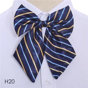 Gros plan détail du nœud papillon rayé bleu marine pour femme accessoire d'uniforme.