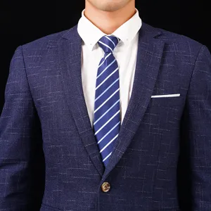 Nahaufnahme Detail von Herren Business Anzug Kragen, weißes Hemd und blau gestreifte Krawatte.
