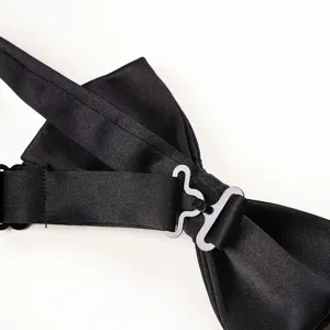 Schwarze Herren Fliege Detail Nahaufnahme mit Metallverschluss und Satin Stoff.