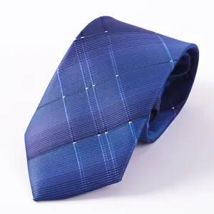 Vista di dettaglio di una classica cravatta da uomo blu a fantasia per abbigliamento formale.